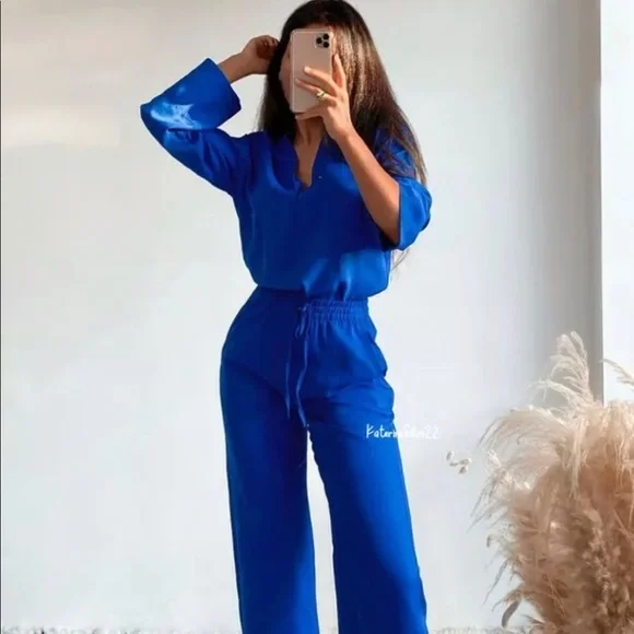 ZARA NEW WOMAN SS21 BLUISH FLOWING BLOUSE WITH VENTS - Picture 2 of 9